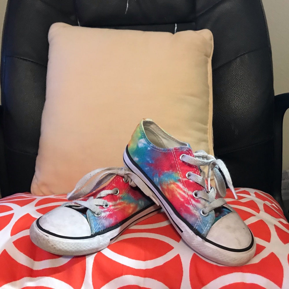 Converse Tie Dye tennis shoes